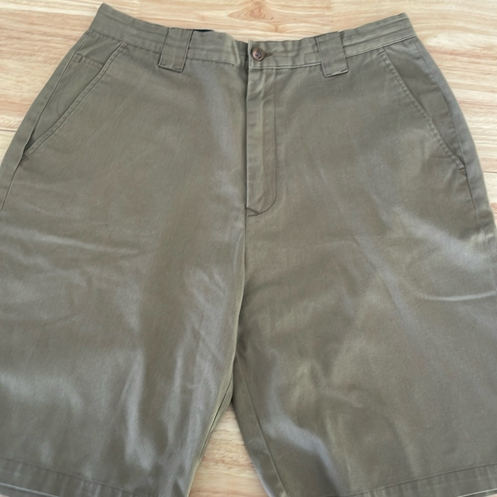 Nice Older 2000s pair of volcom shorts size 34 khaki  side phone pocket